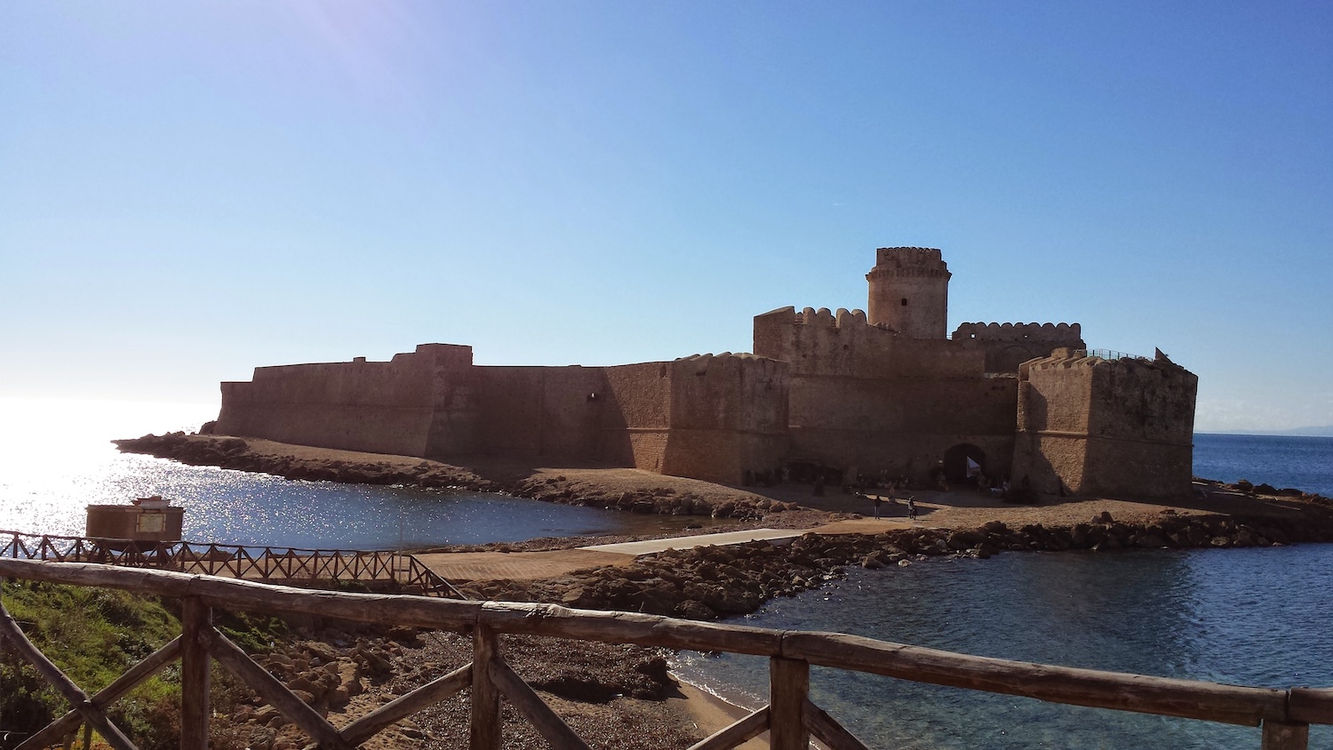 Le Castella e il mare della Calabria